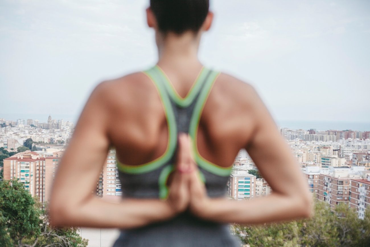 Pessoa praticando yoga ao ar livre