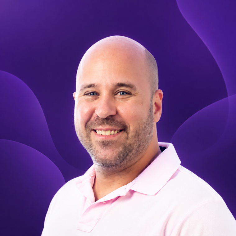 Retrato de Andrei Moreira sobre fundo editorial roxo
