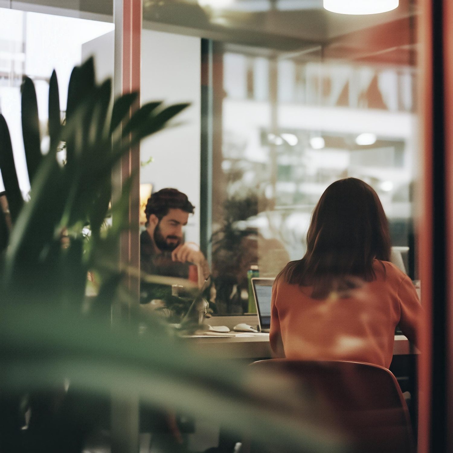 Pessoas reunidas em ambiente de trabalho