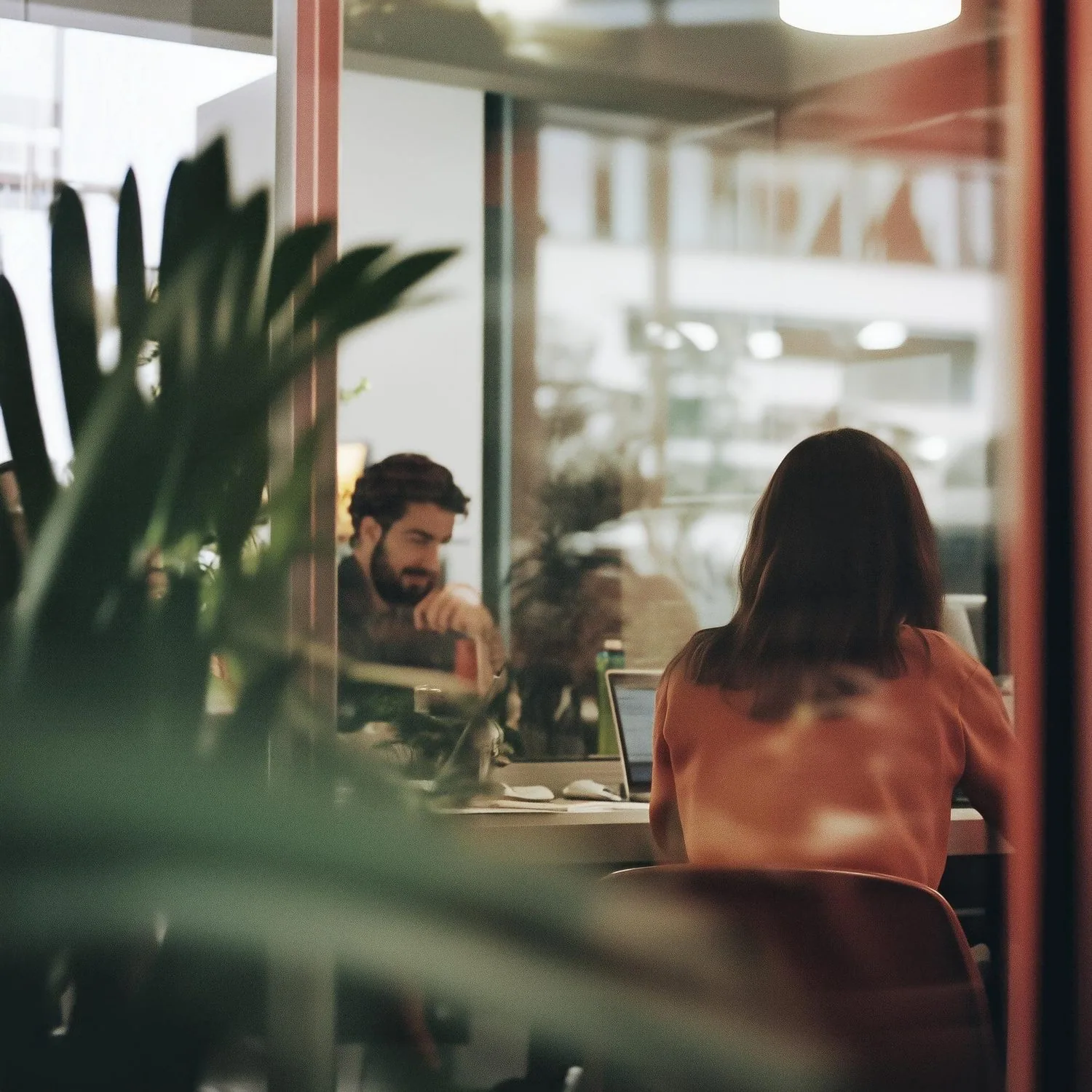 Pessoas reunidas em ambiente de trabalho